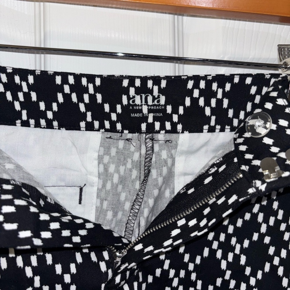 Women's SZ 12 Summer Shorts 2 Pairs - Picture 3 of 7